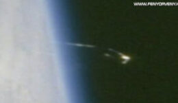 Idegen hajó a Föld körül