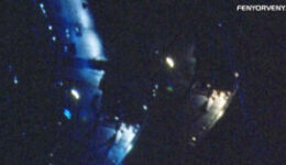 Idegen hajó az űrállomás mellett (KÉPSOROZAT ÉS VIDEÓ)
