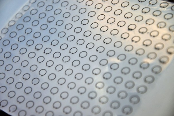 Elkészült a láthatatlanná tévő köpeny, a kamerák előtt, nagyon kis tárgyakkal már működik