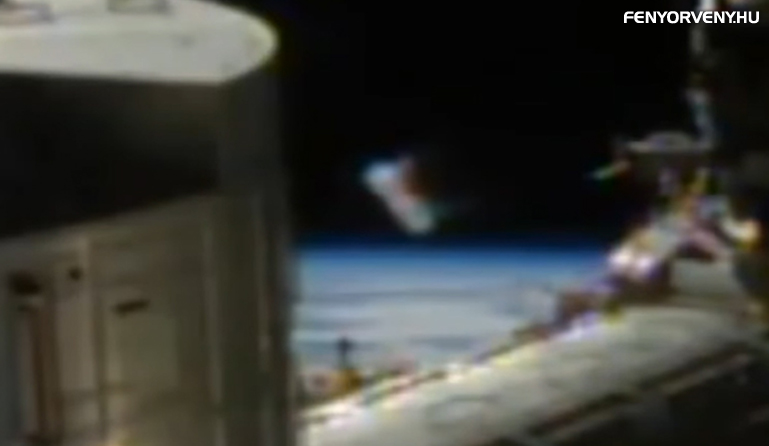 Újabb UFO bukkant fent az ISS űrállomás mellett - fényörvény