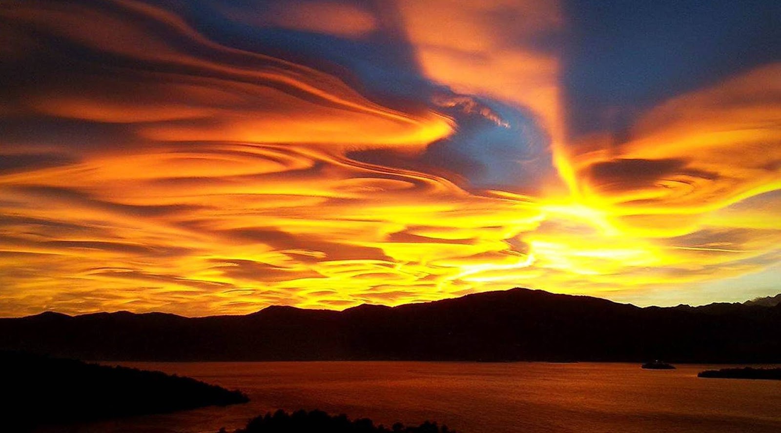 Lenyűgöző és festménybe illő naplemente Olaszország felett