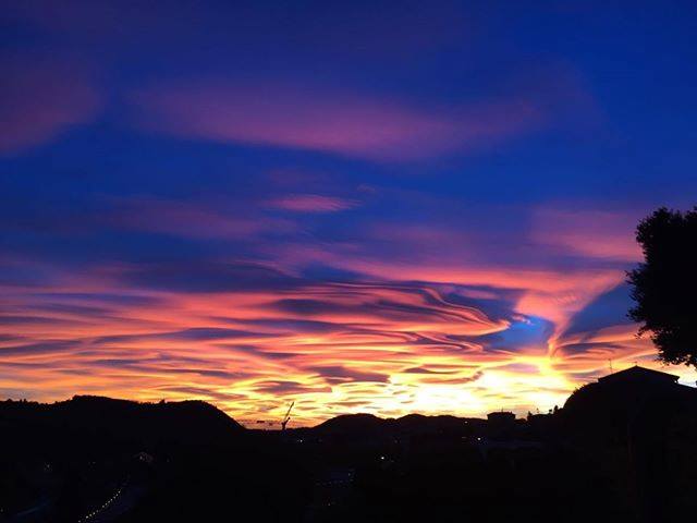 Lenyűgöző és festménybe illő naplemente Olaszország felett Lenyűgöző és festménybe illő naplemente Olaszország felett