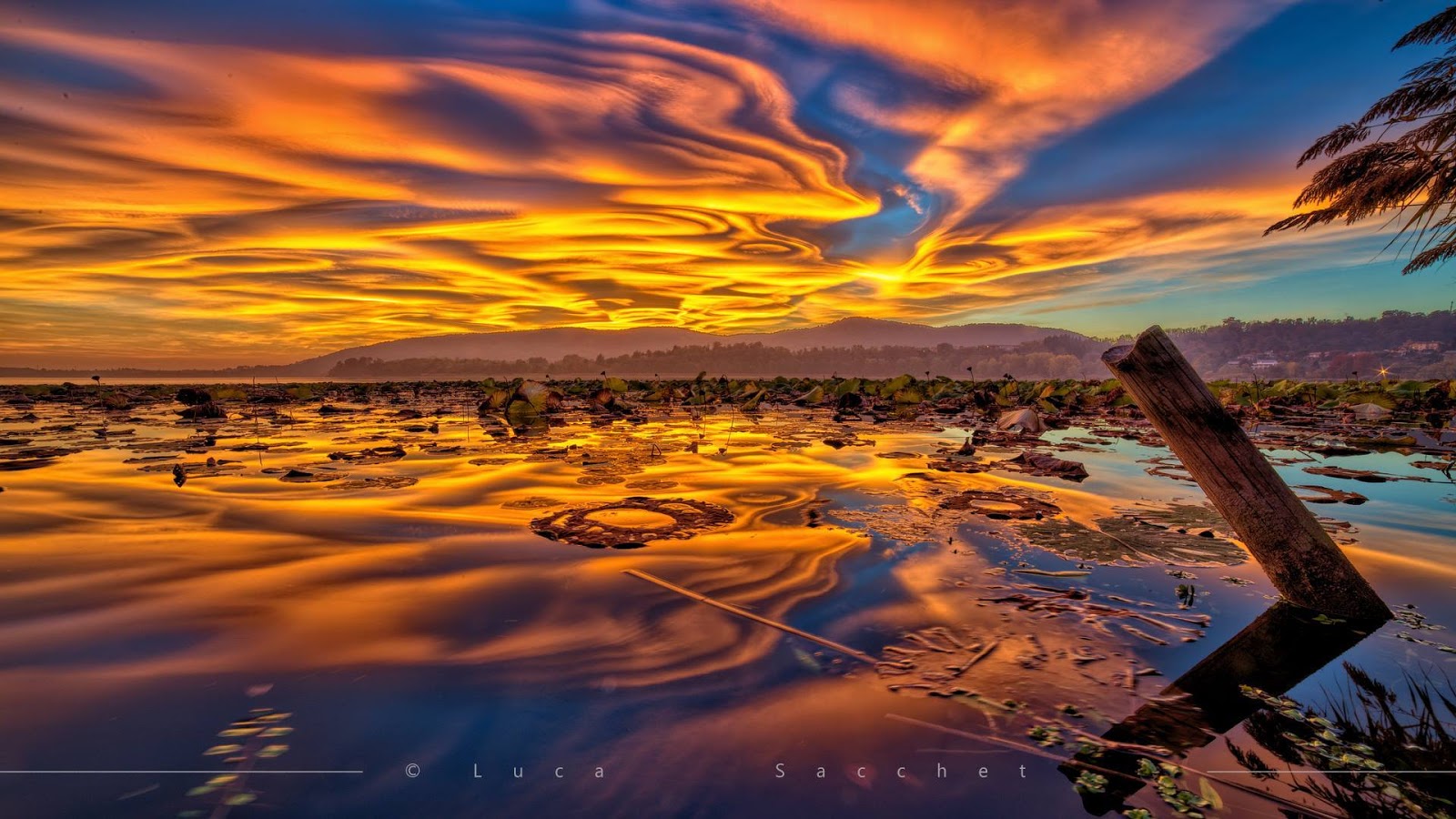 Lenyűgöző és festménybe illő naplemente Olaszország felett Lenyűgöző és festménybe illő naplemente Olaszország felett