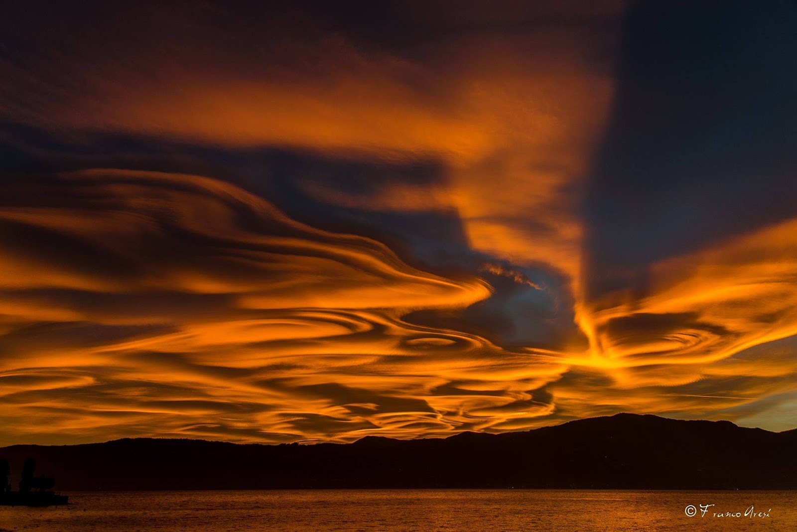 Lenyűgöző és festménybe illő naplemente Olaszország felett Lenyűgöző és festménybe illő naplemente Olaszország felett