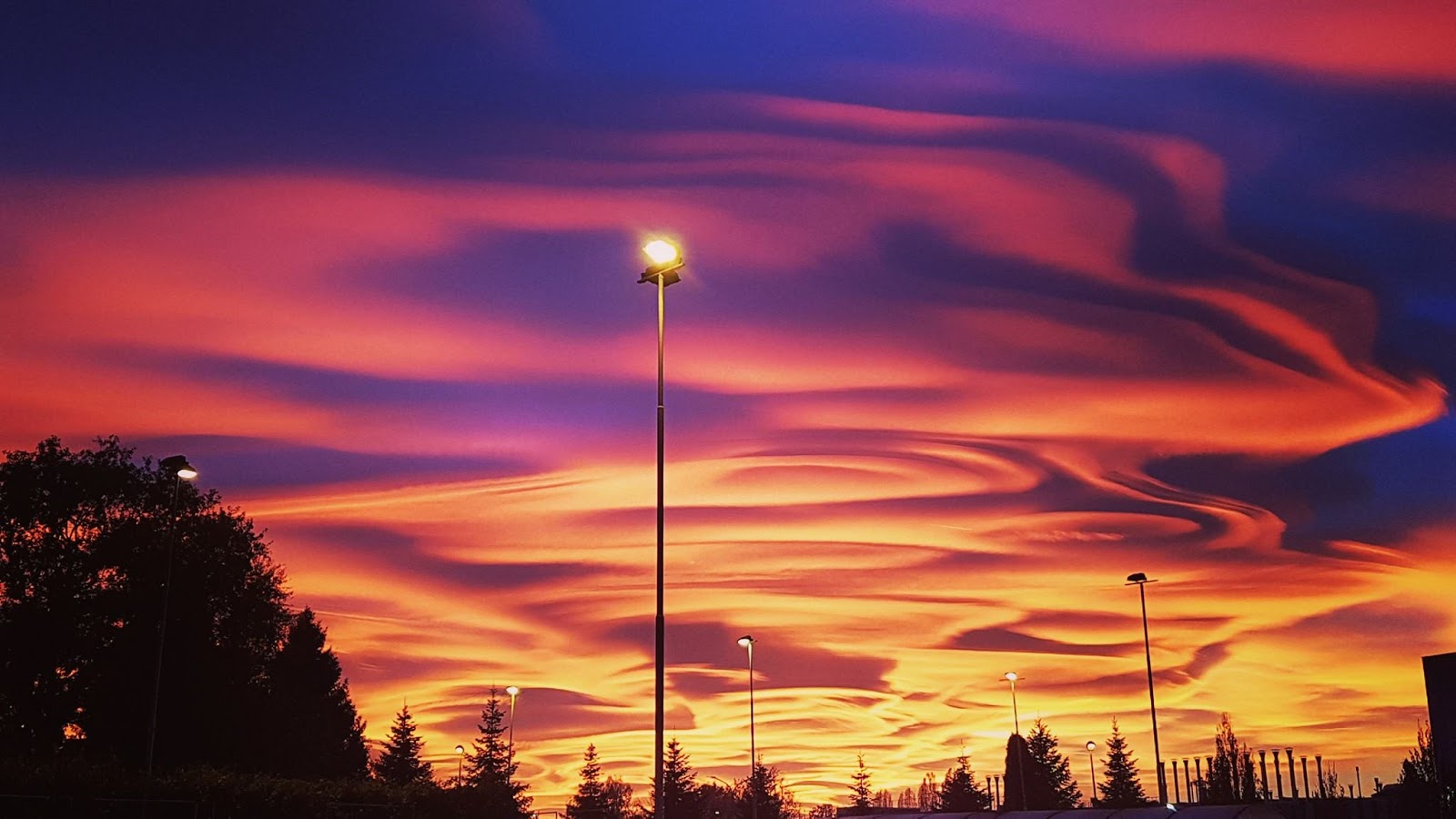 Lenyűgöző és festménybe illő naplemente Olaszország felett Lenyűgöző és festménybe illő naplemente Olaszország felett