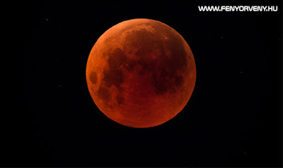 Szuper-, vér- és farkashold és teljes holdfogyatkozás lesz egyszerre látható hétfő hajnalban