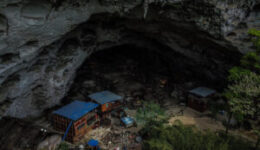 Hatalmas barlangfalu, ahol ma százan élnek