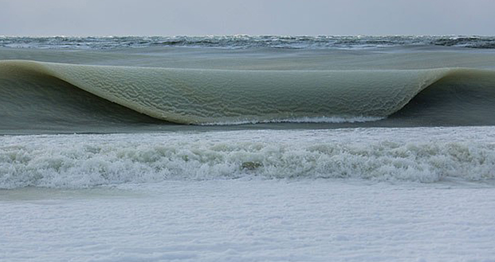 Majdnem fagyott hullámokat örökített meg egy fotós