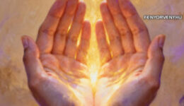 A hála ereje: a lélek útja az örömteli élet felé - Kéz isteni fénnyel