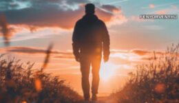 Spirituális kép - férfi sétál a naplementében - Tudatos gondolatválasztás és szabadság