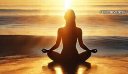 Meditáló nő a naplementében - spirituális kép